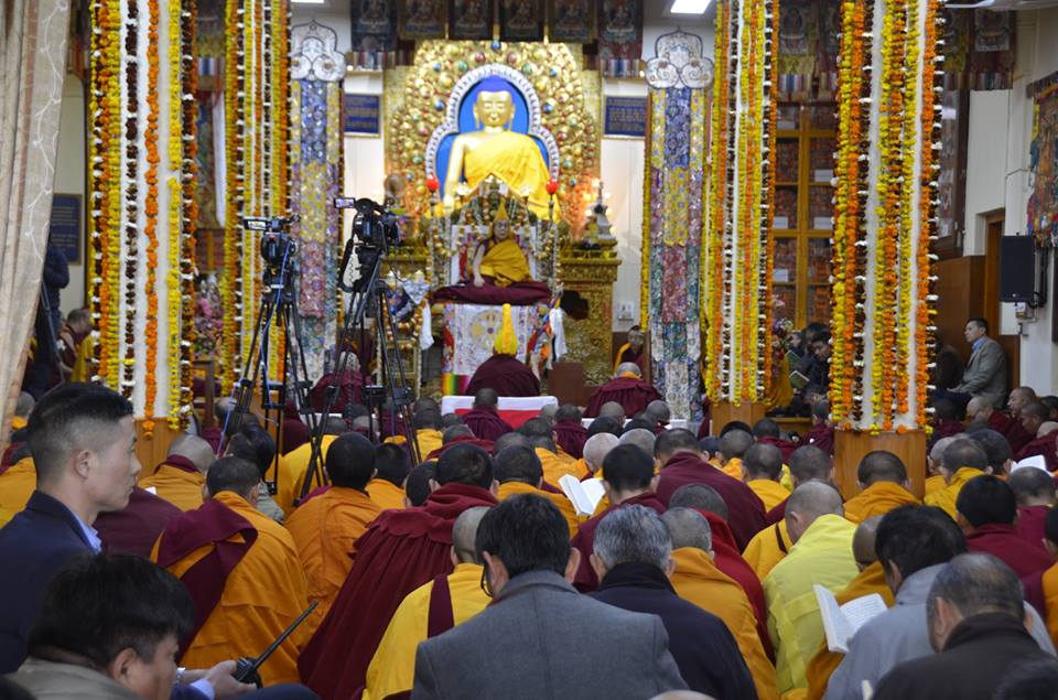 གོང་ས་མཆོག་ལ་བརྟན་བཞུགས་བསྟར་འབུལ་སྐབས་རྡོ་རྗེ་སློབ་དཔོན་གནང་བ། - His ...